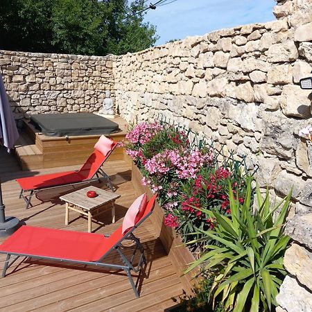 Chez Daniele Chambre Avec Jacuzzi Et Terrasse Privee Murs  エクステリア 写真