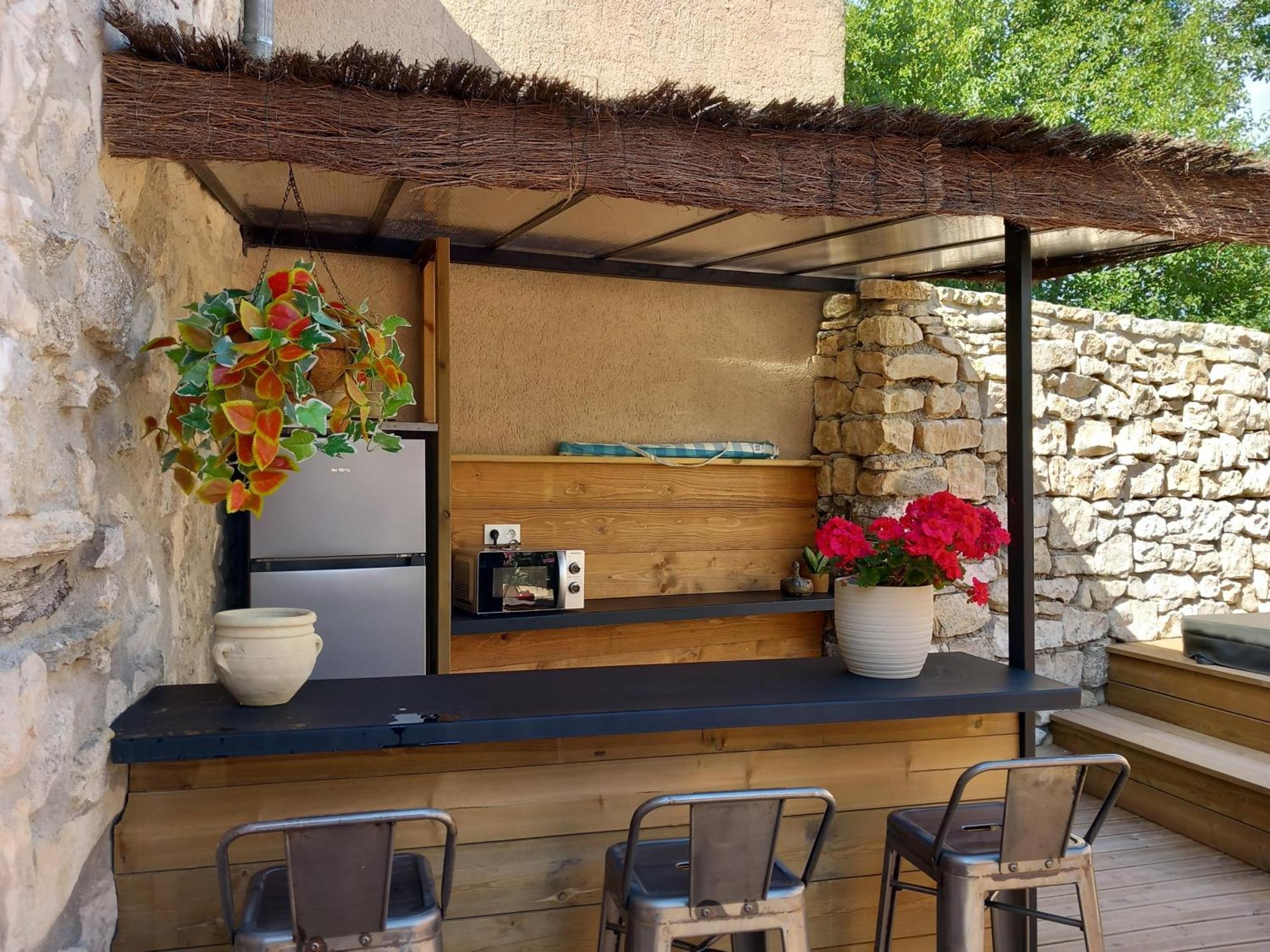 Chez Daniele Chambre Avec Jacuzzi Et Terrasse Privee Murs  エクステリア 写真