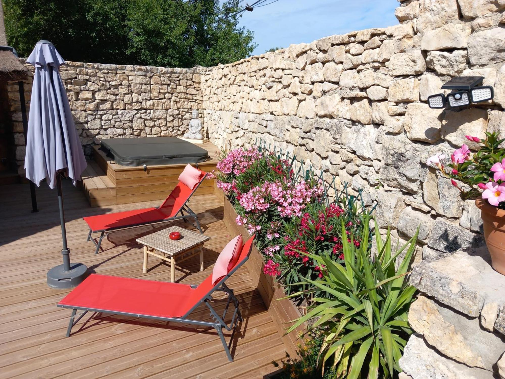 Chez Daniele Chambre Avec Jacuzzi Et Terrasse Privee Murs  エクステリア 写真