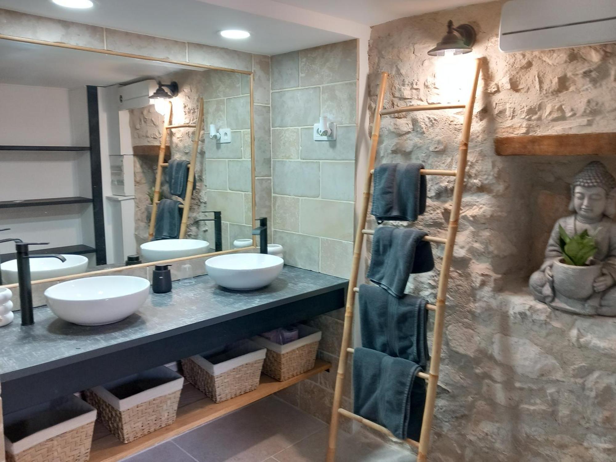 Chez Daniele Chambre Avec Jacuzzi Et Terrasse Privee Murs  エクステリア 写真
