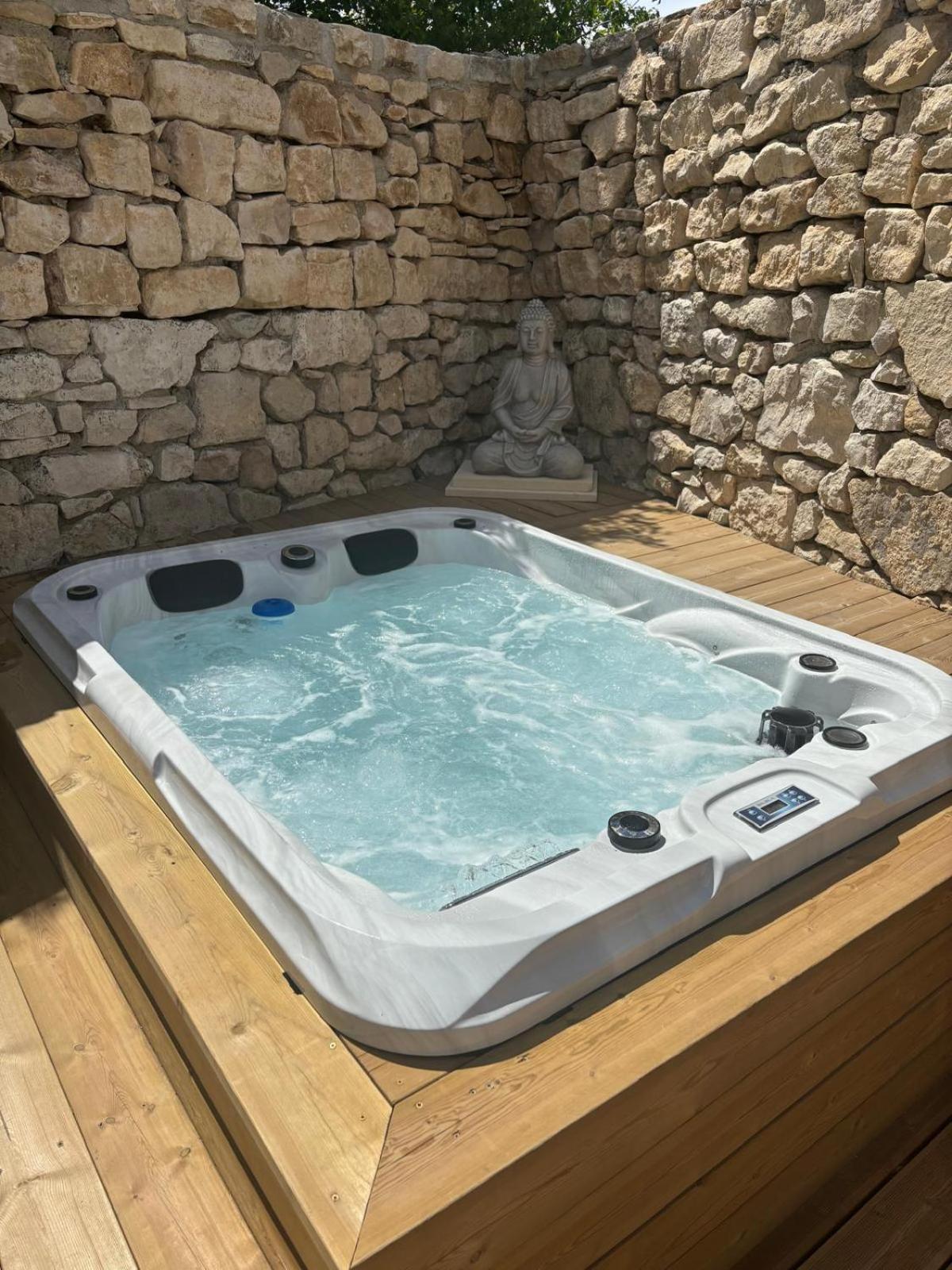 Chez Daniele Chambre Avec Jacuzzi Et Terrasse Privee Murs  エクステリア 写真