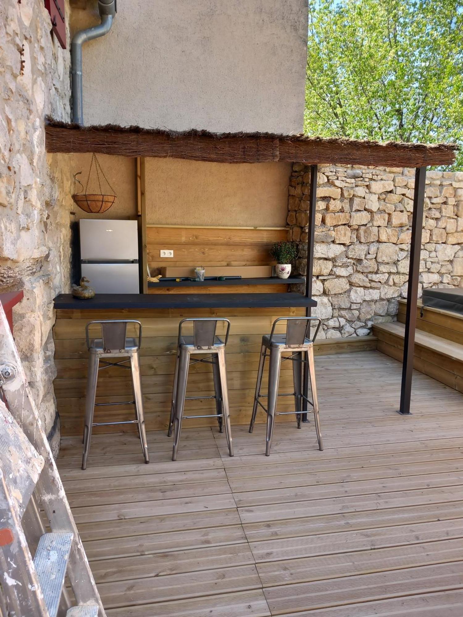 Chez Daniele Chambre Avec Jacuzzi Et Terrasse Privee Murs  エクステリア 写真